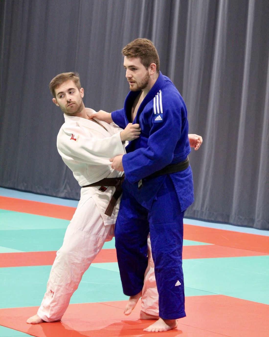 Deux judokas en position de saisie