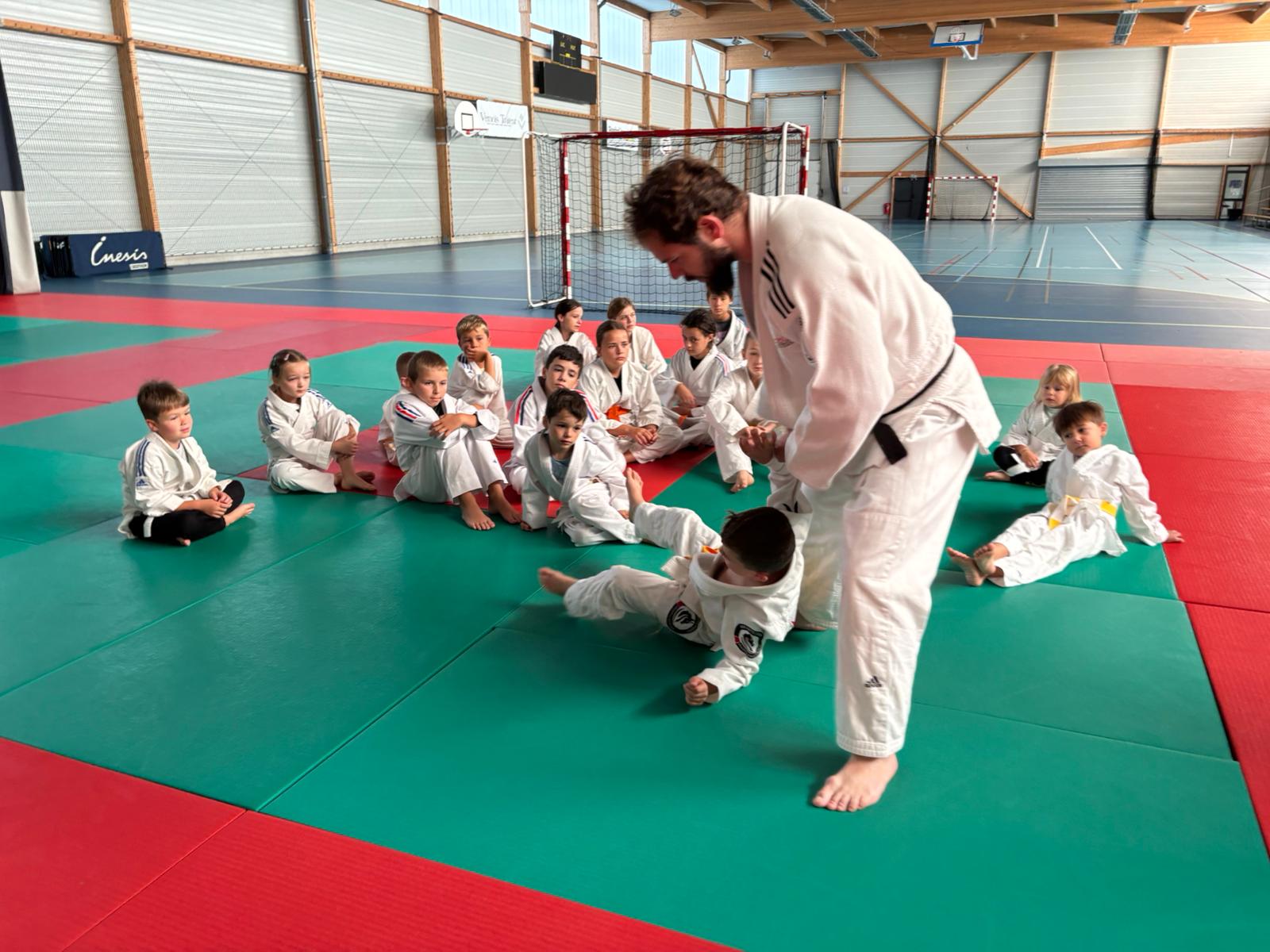 Deux judokas en position de saisie